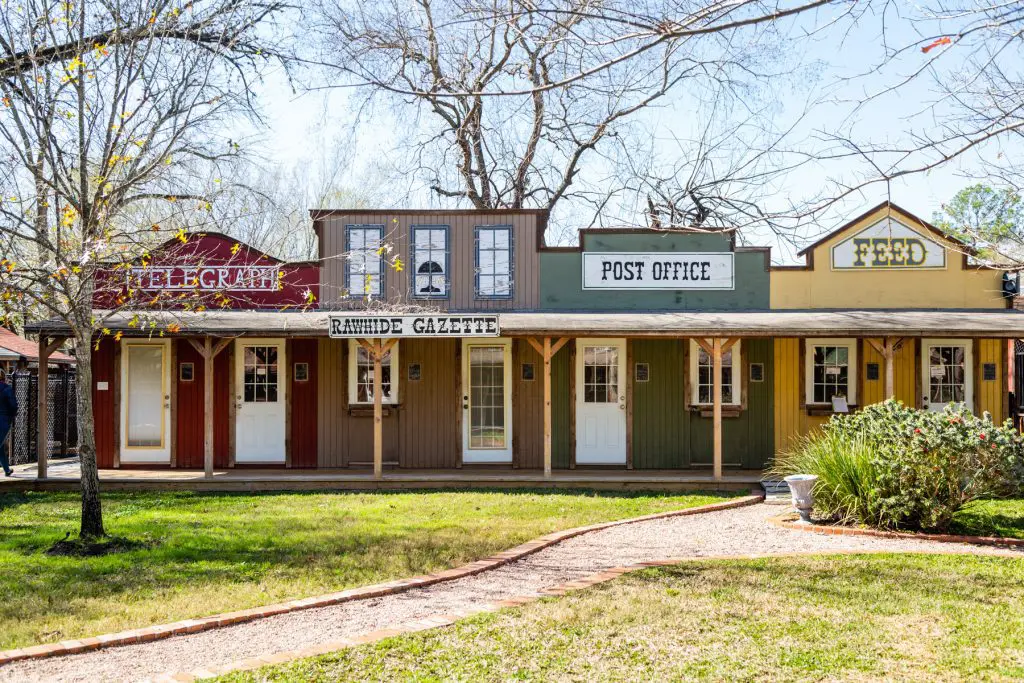 Semi-private bunk houses at houston dog ranch